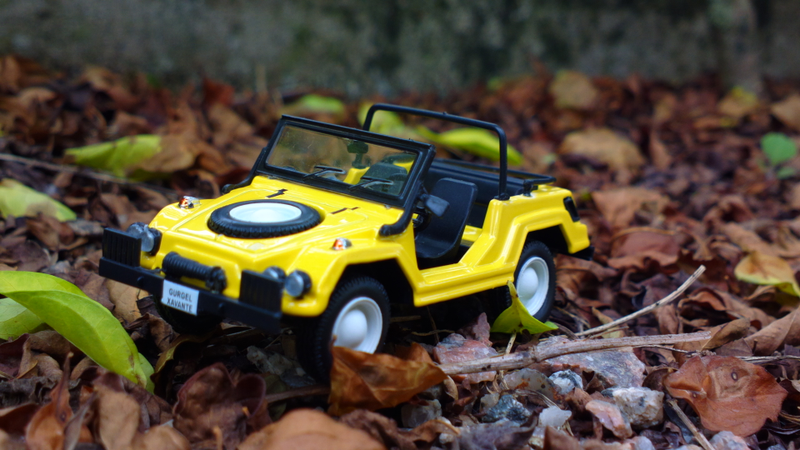 Not only the shovel, its spare tire was kept on the hood to add even more awesomeness to it.